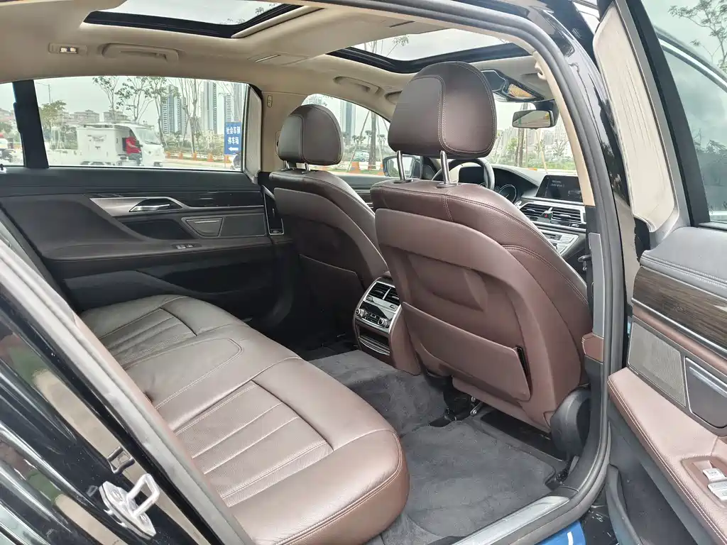 BMW 7 Series 2017 — фото 10