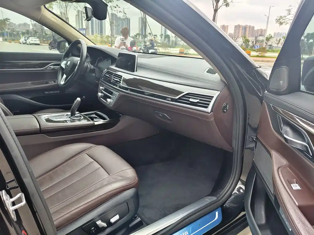 BMW 7 Series 2017 — фото 9