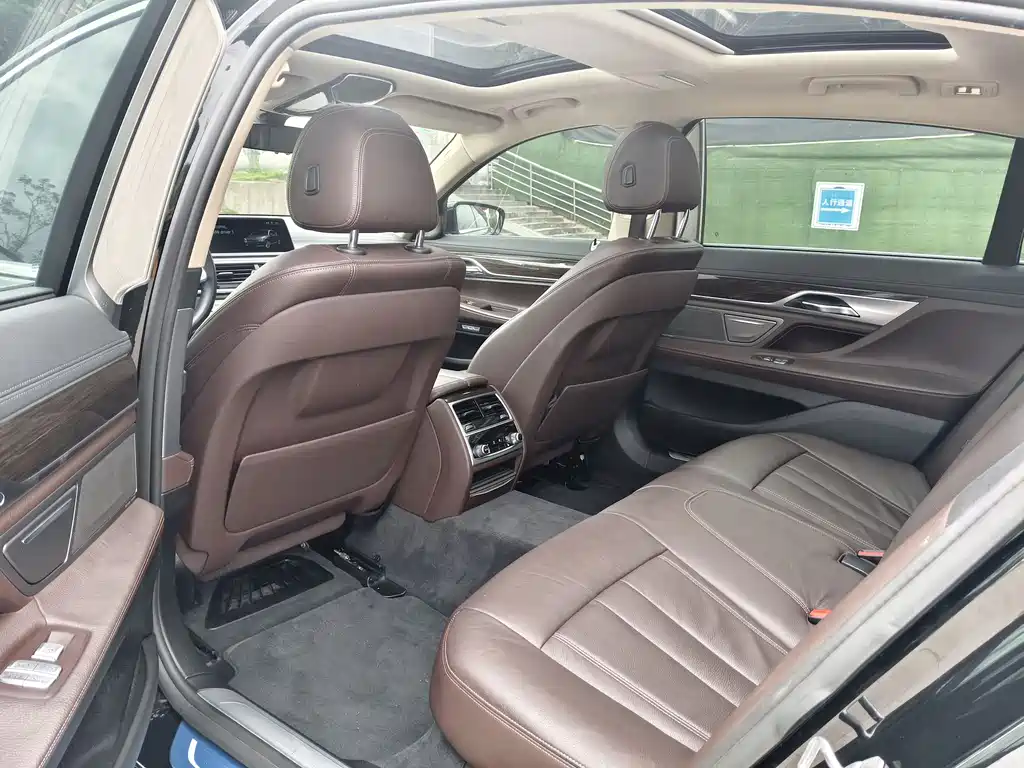 BMW 7 Series 2017 — фото 11