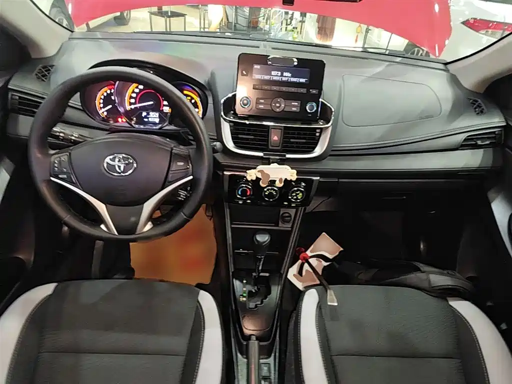 Toyota Yaris L 2022 — фото 10