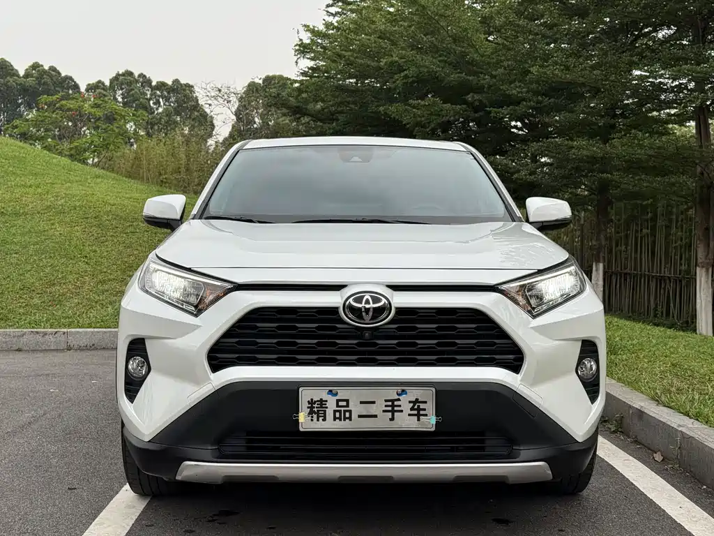 Toyota RAV4 2023 — фото 2