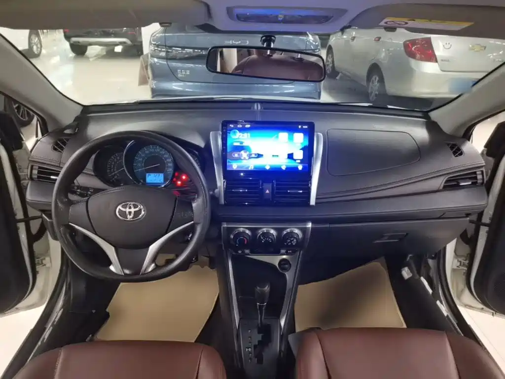 Toyota Yaris L 2015 — фото 10