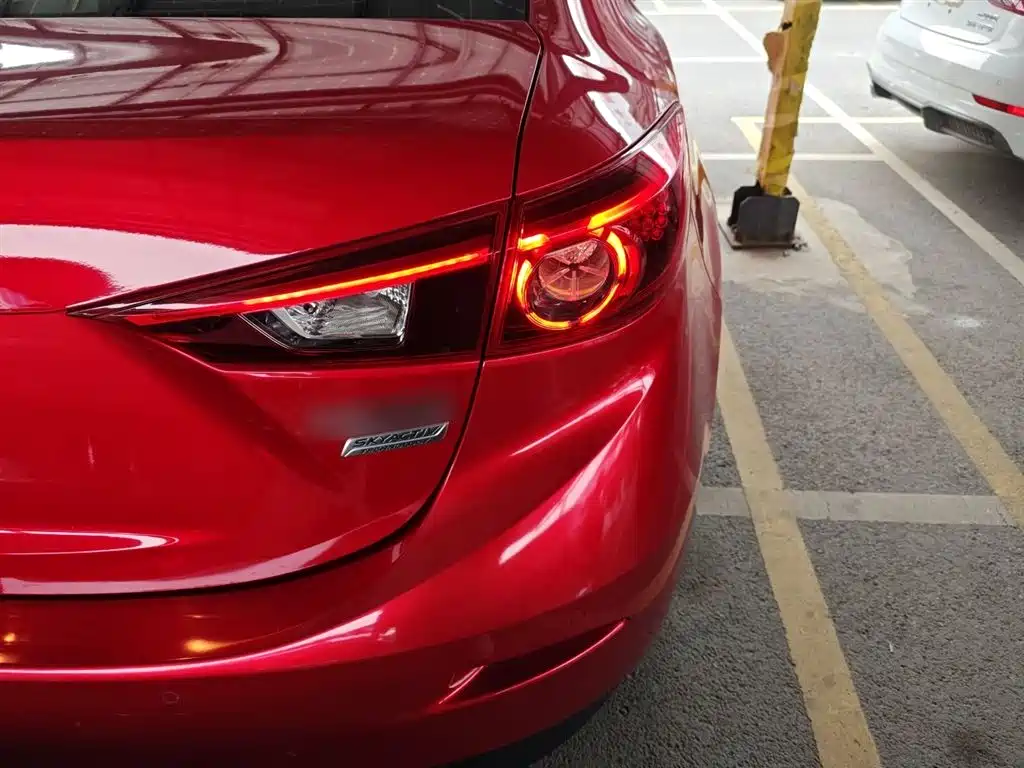 Mazda 3 Axela 2018 — фото 24