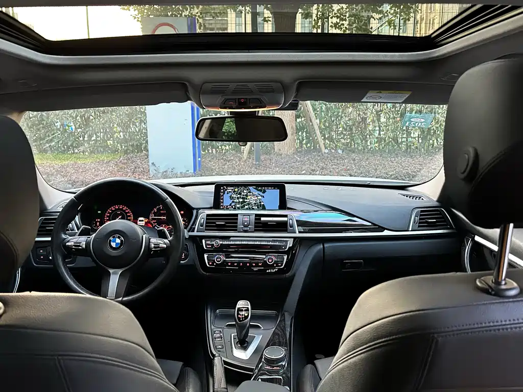 BMW 3 Series 2019 — фото 18