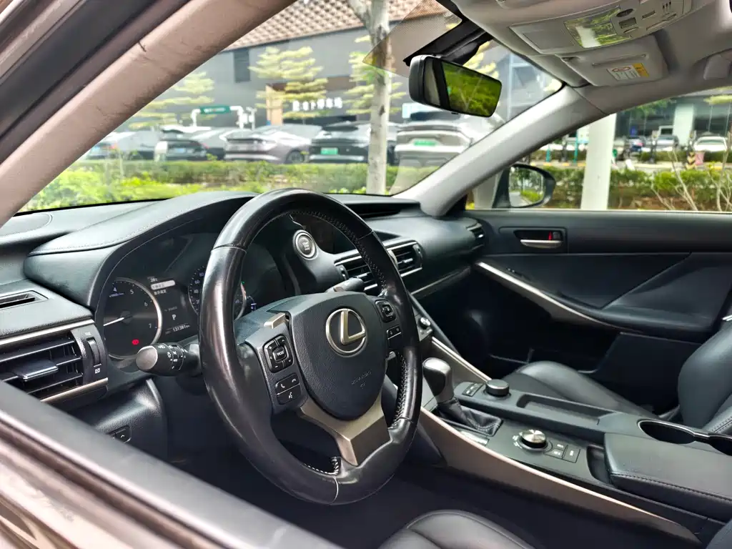 Lexus IS 2018 — фото 10