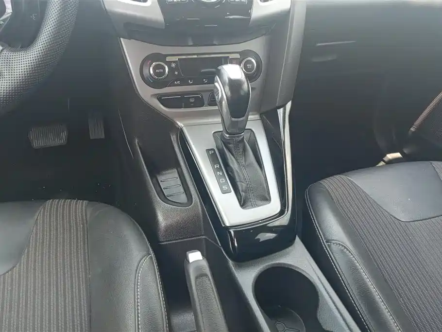 Ford Focus 2013 — фото 16