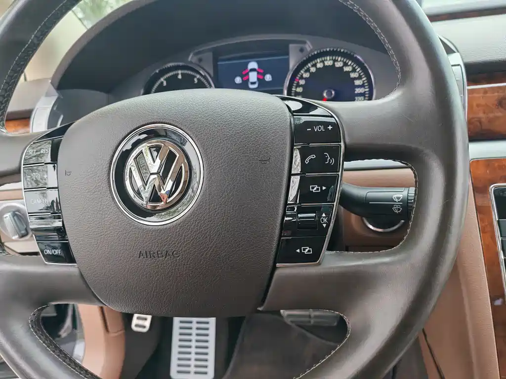 Volkswagen Phaeton 2016 — фото 11