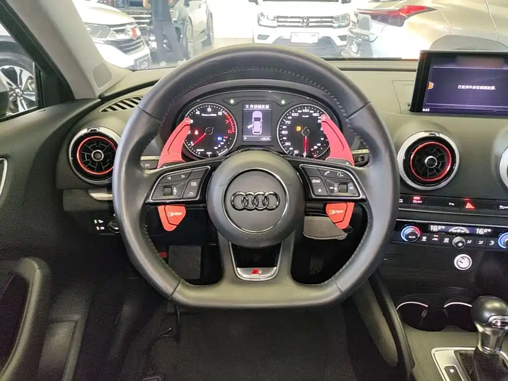 Audi A3 2018 — фото 11
