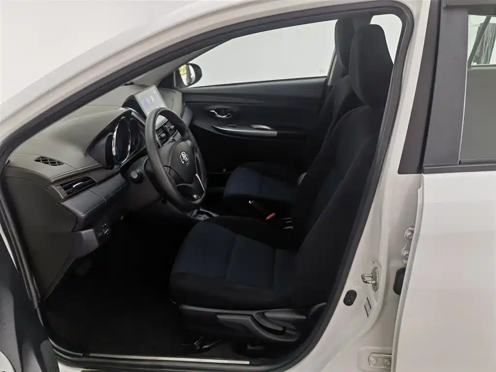Toyota Yaris L 2015 — фото 10
