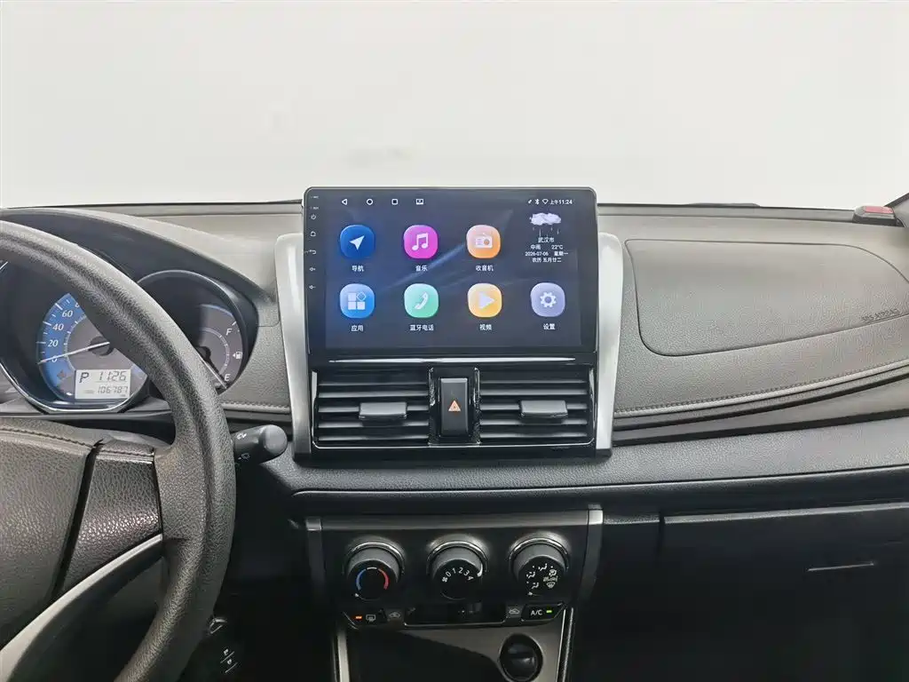 Toyota Yaris L 2015 — фото 12