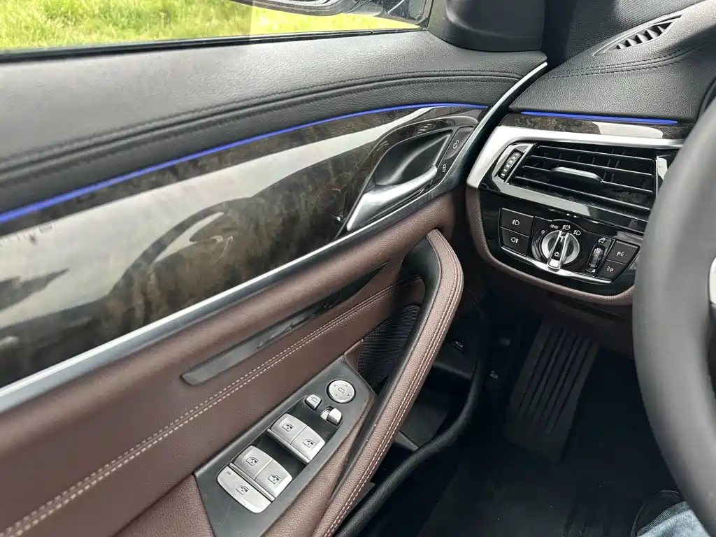 BMW 5 Series 2018 — фото 22