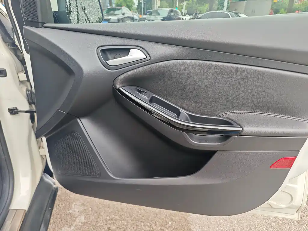 Ford Focus 2015 — фото 11