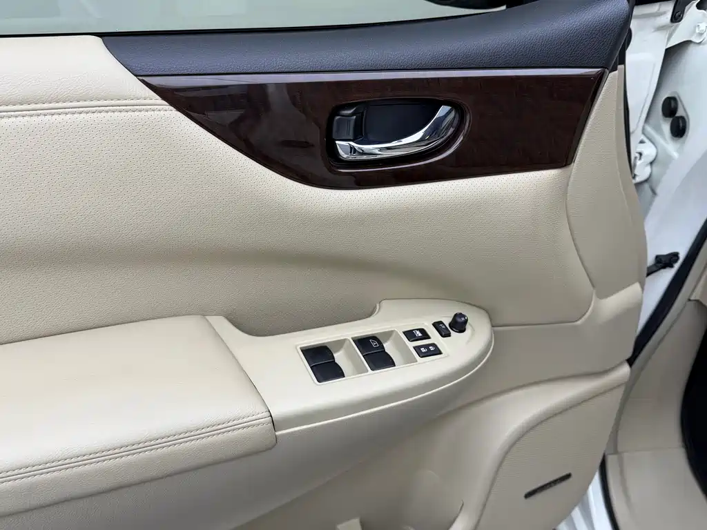 Nissan Quest 2017 — фото 12