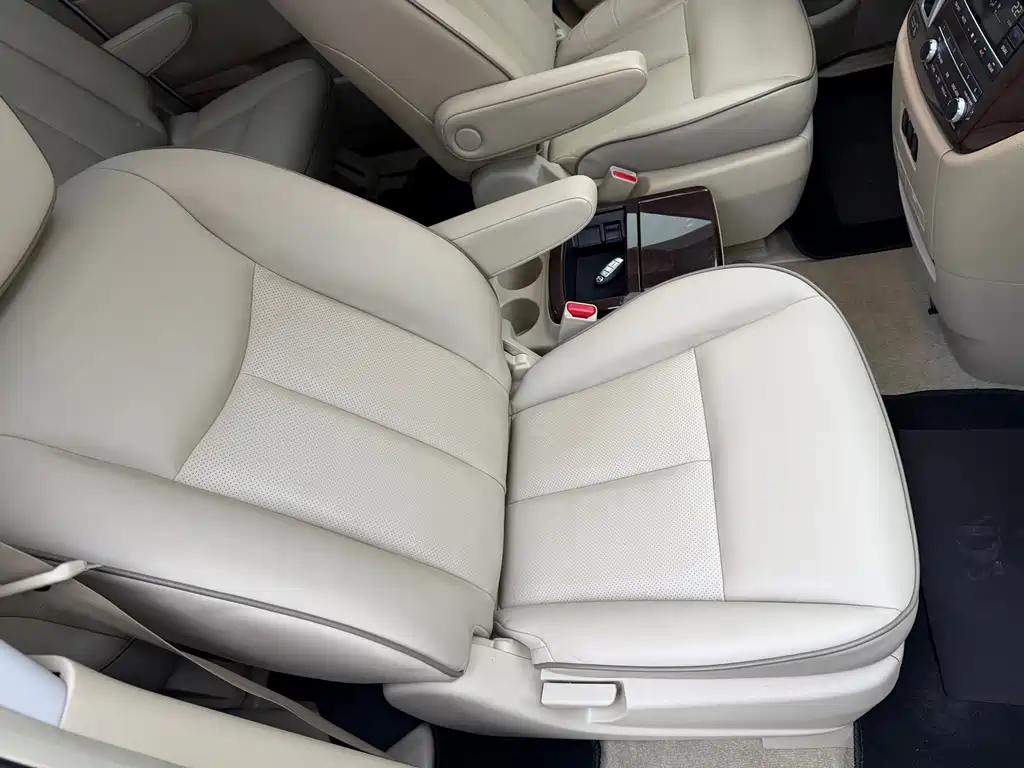 Nissan Quest 2017 — фото 20