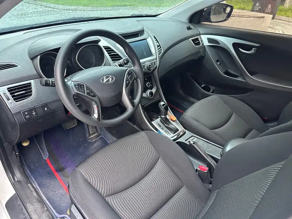 Hyundai Elantra 2017 — фото 14