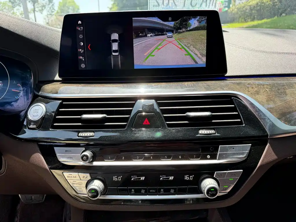 BMW 5 Series 2019 — фото 10