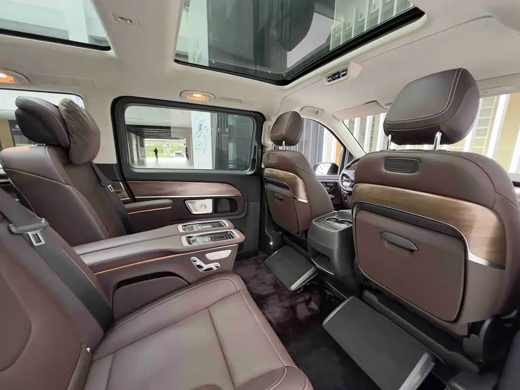 Mercedes-Benz V-Class 2024 — фото 20