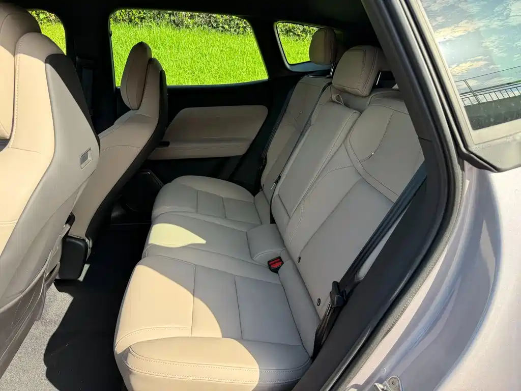 Volvo XC70 Plug-In Hybrid 2025 — фото 12