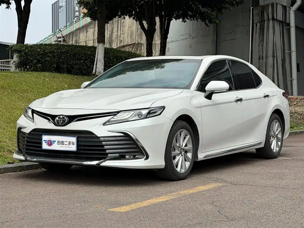 Toyota Camry 2024 — фото 1