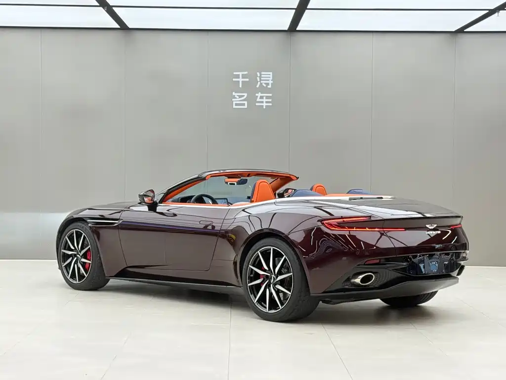 Aston Martin DB11 2019 — фото 14