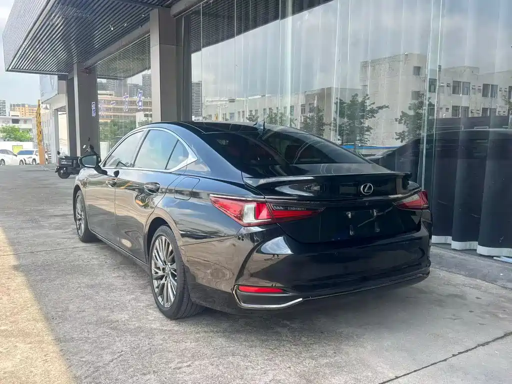 Lexus ES 2019 — фото 9