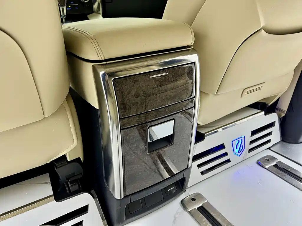 Toyota Alphard 2023 — фото 33