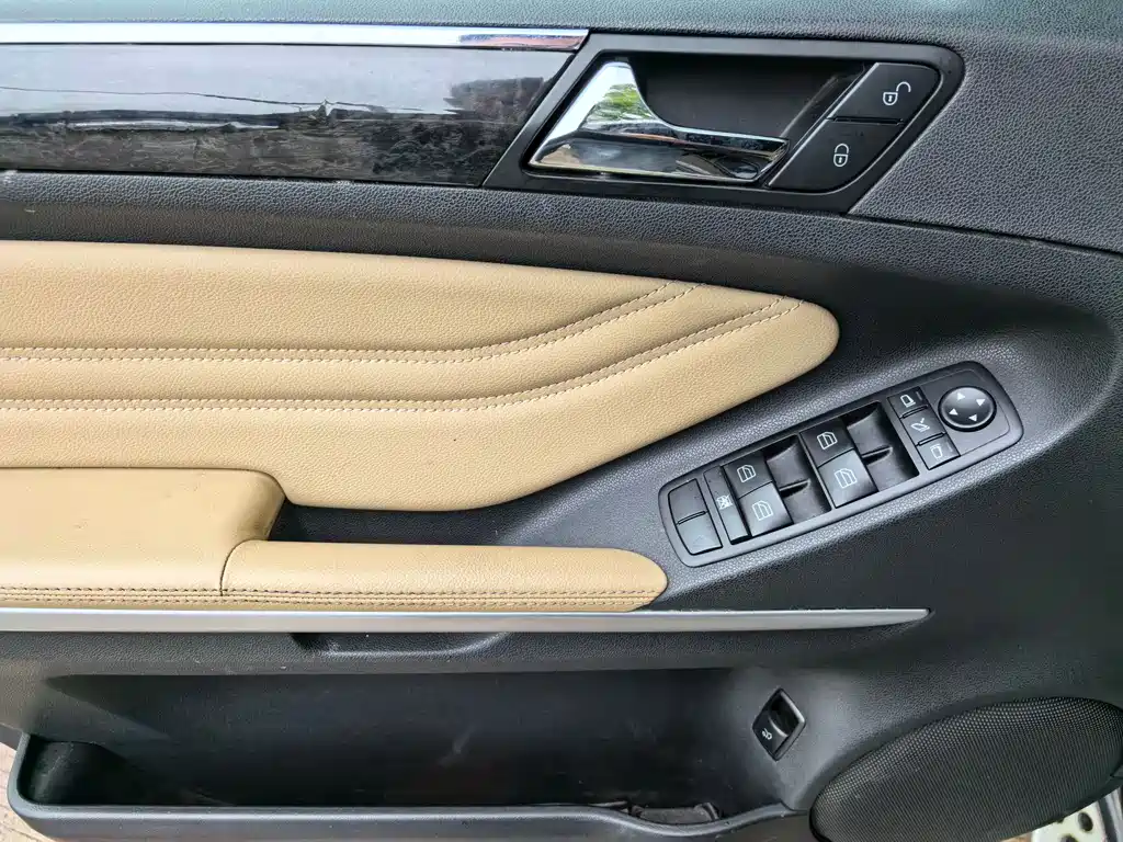 Mercedes-Benz M-Class 2011 — фото 18