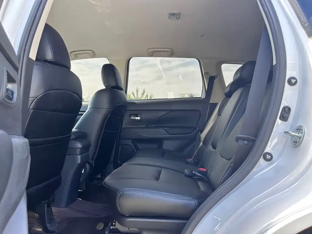 Mitsubishi Outlander 2023