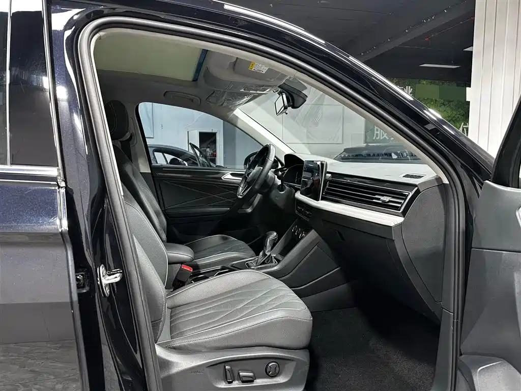 Volkswagen Tiguan L 2023 — фото 12