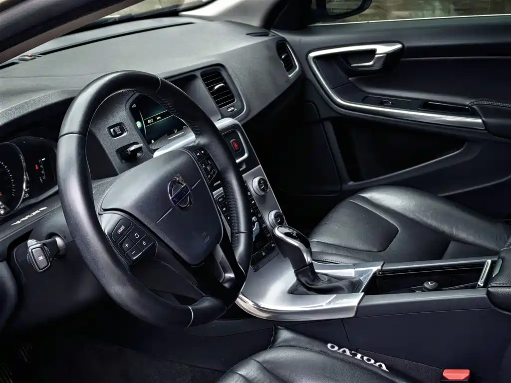 Volvo V60 2017 — фото 13