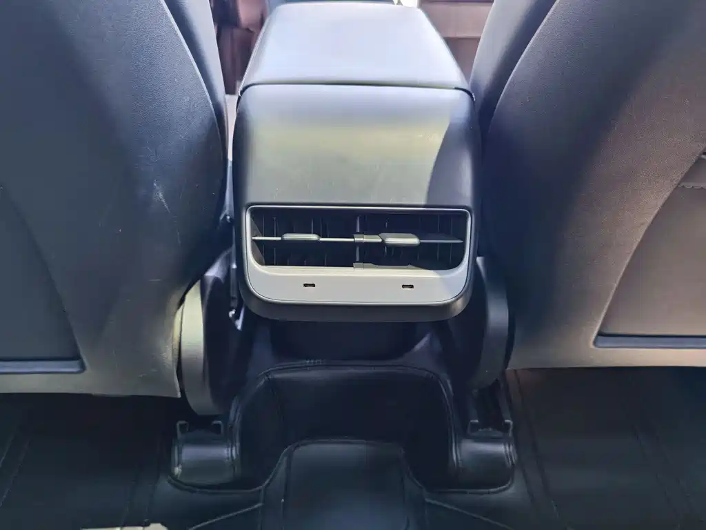 Tesla Model Y 2023 — фото 14