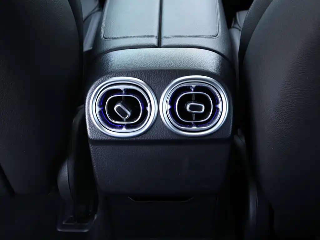 Mercedes-Benz C-Class 2023 — фото 15