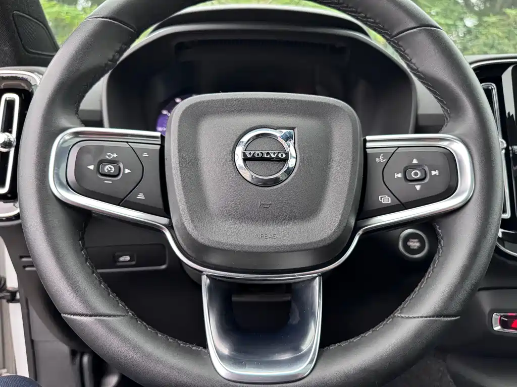 Volvo XC40 2023 — фото 15