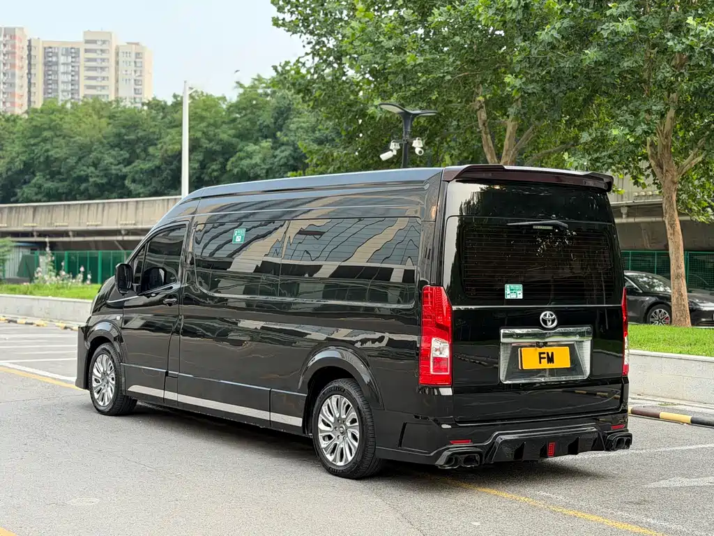 Toyota Hiace 2023 — фото 23