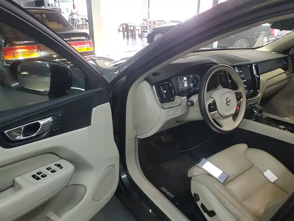Volvo XC60 2019 — фото 16