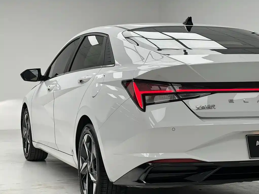 Hyundai Elantra 2022 — фото 17