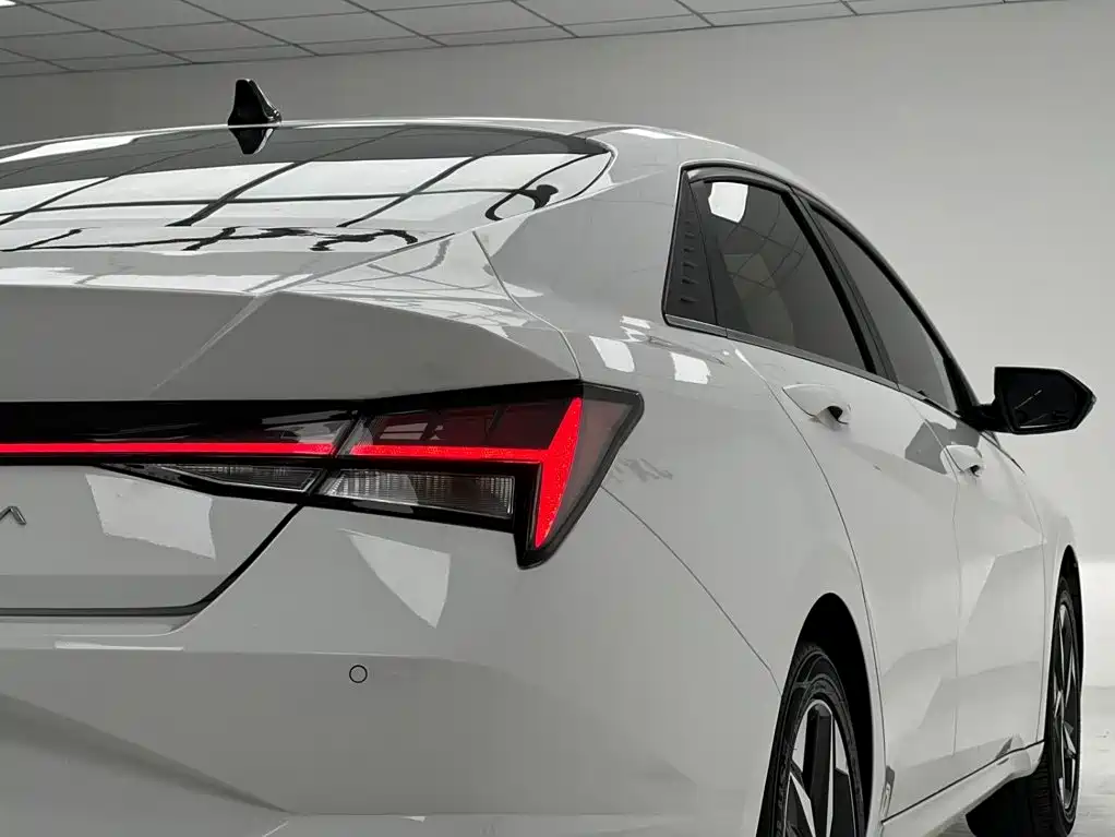 Hyundai Elantra 2022 — фото 18