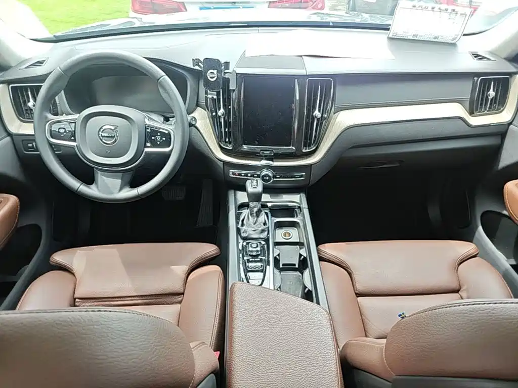 Volvo XC60 2020 — фото 10