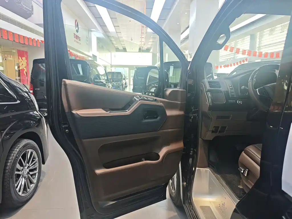 Toyota Hiace — фото 8
