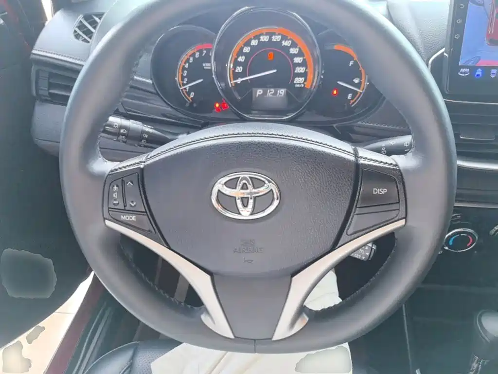 Toyota Yaris L 2023 — фото 11