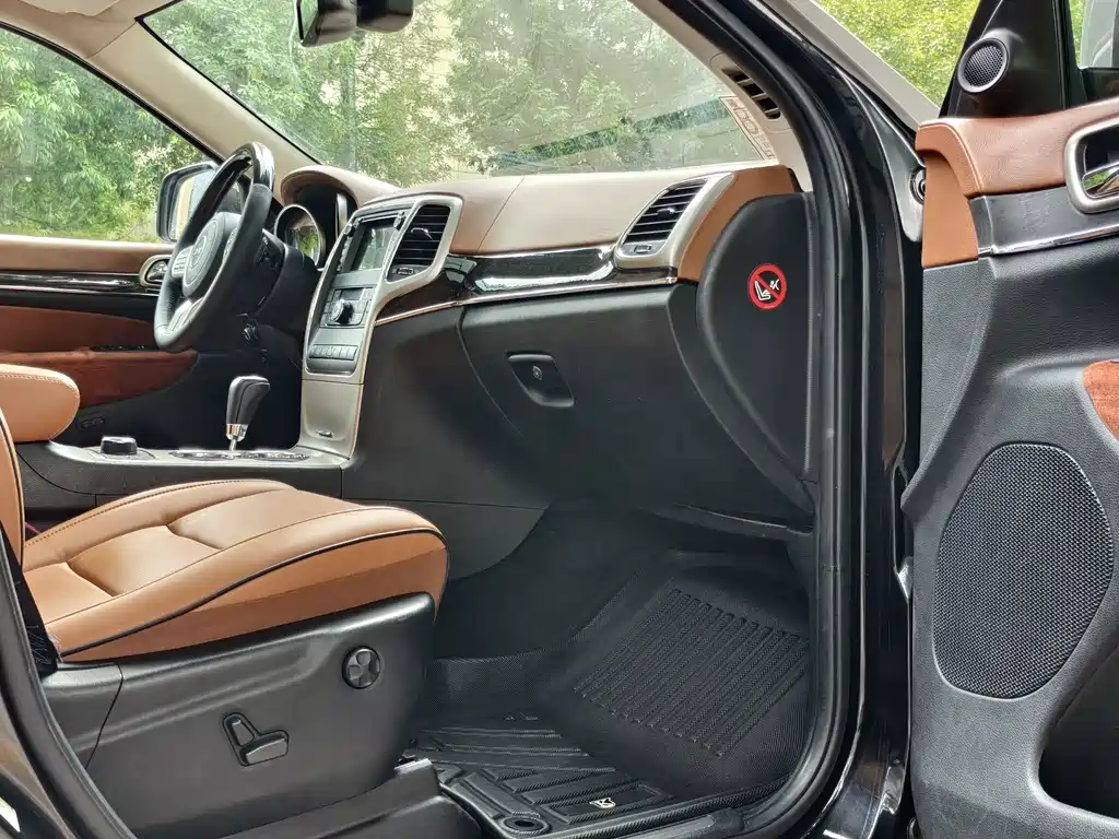 Jeep Grand Cherokee 2012 — фото 13