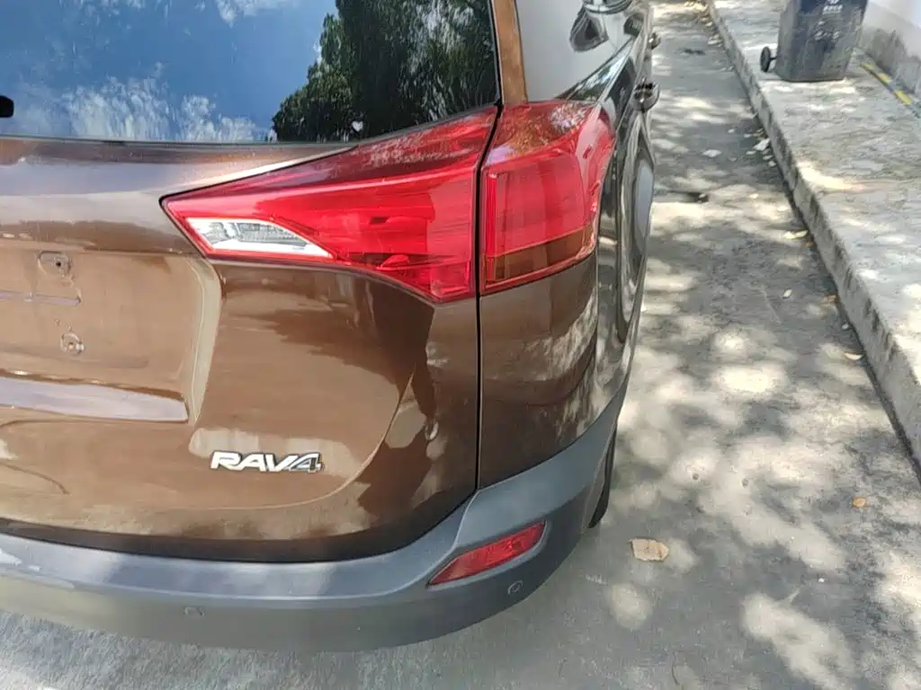 Toyota RAV4 2015 — фото 8