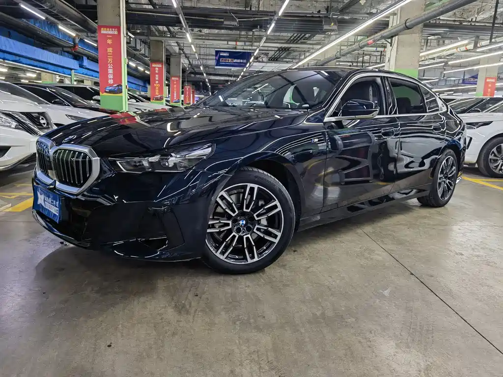 BMW 5 Series 2025 — фото 1