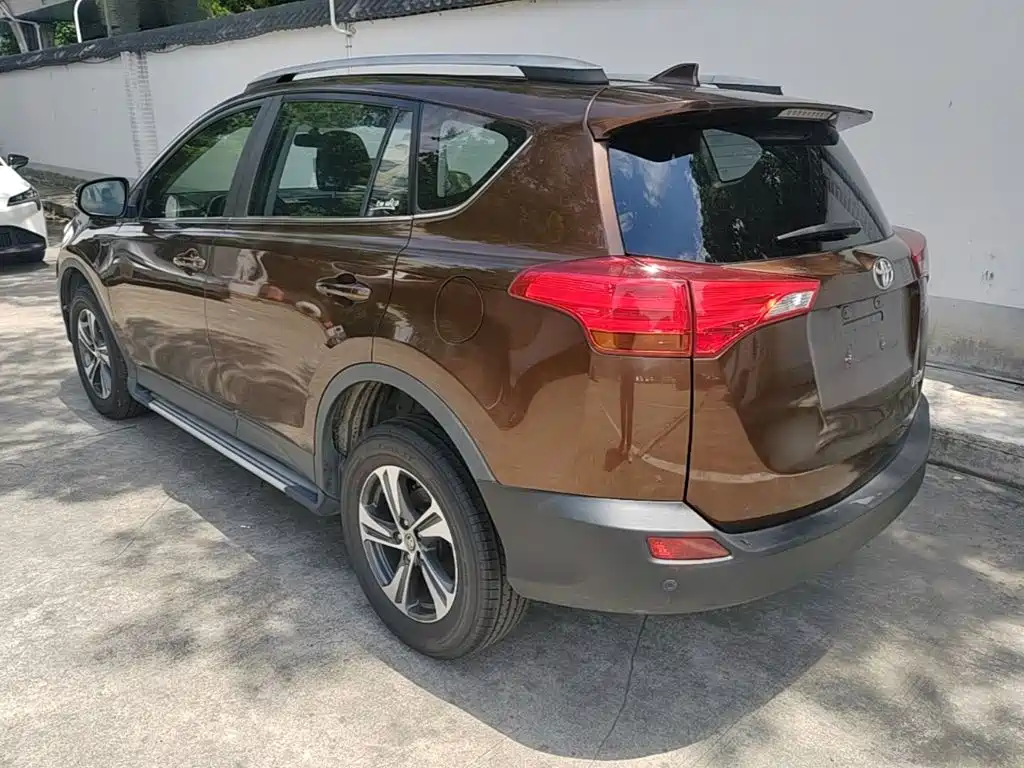 Toyota RAV4 2015 — фото 5