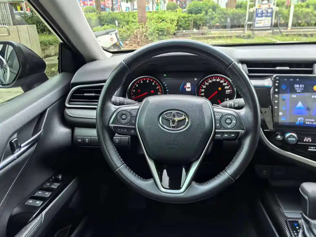 Toyota Camry 2019 — фото 10