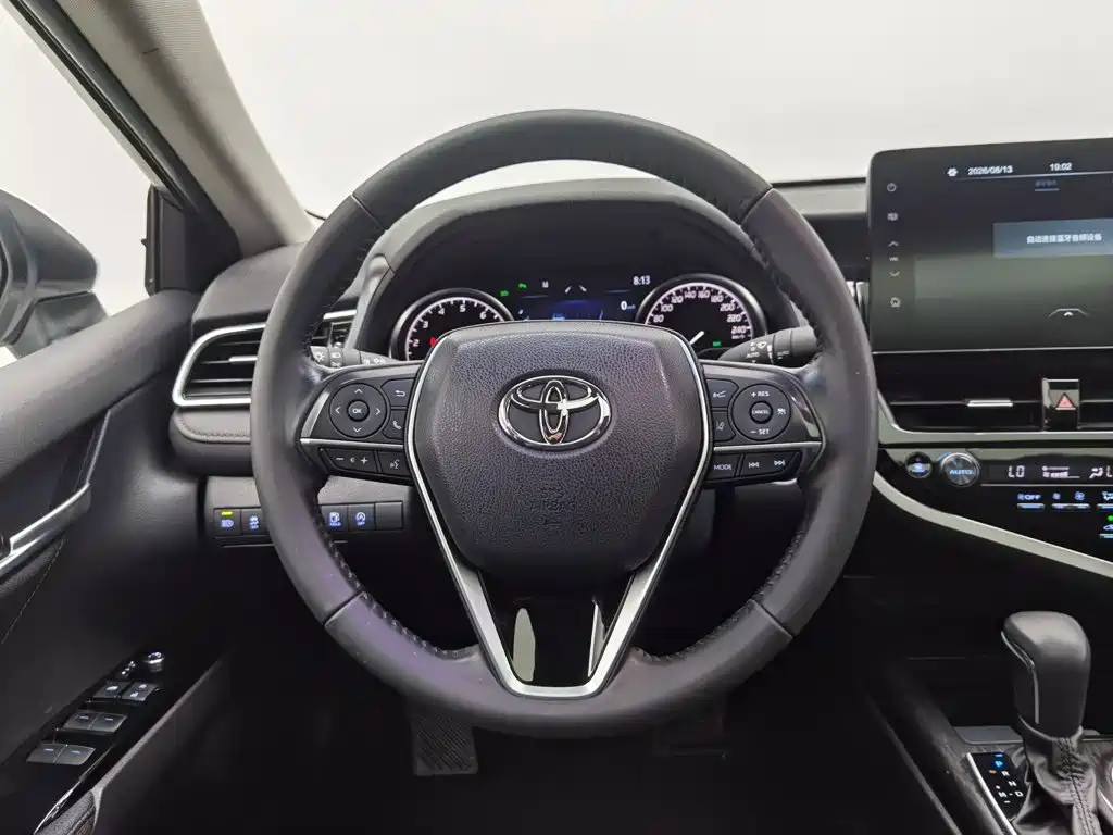 Toyota Camry 2023 — фото 11
