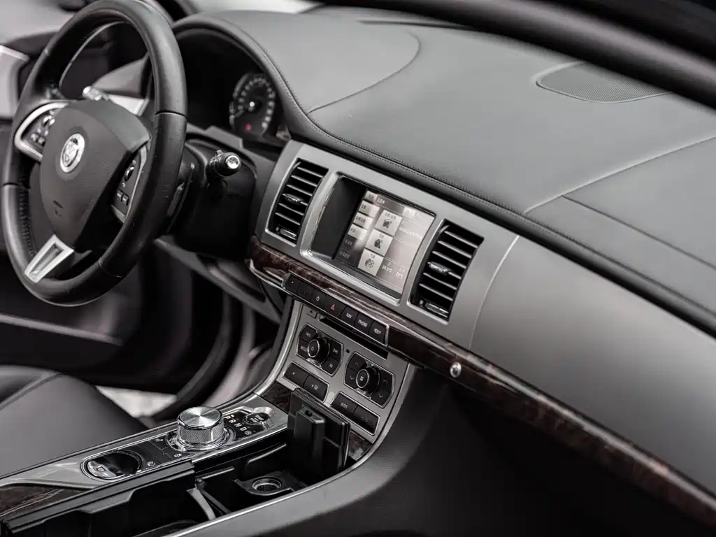 Jaguar XF 2011 — фото 14