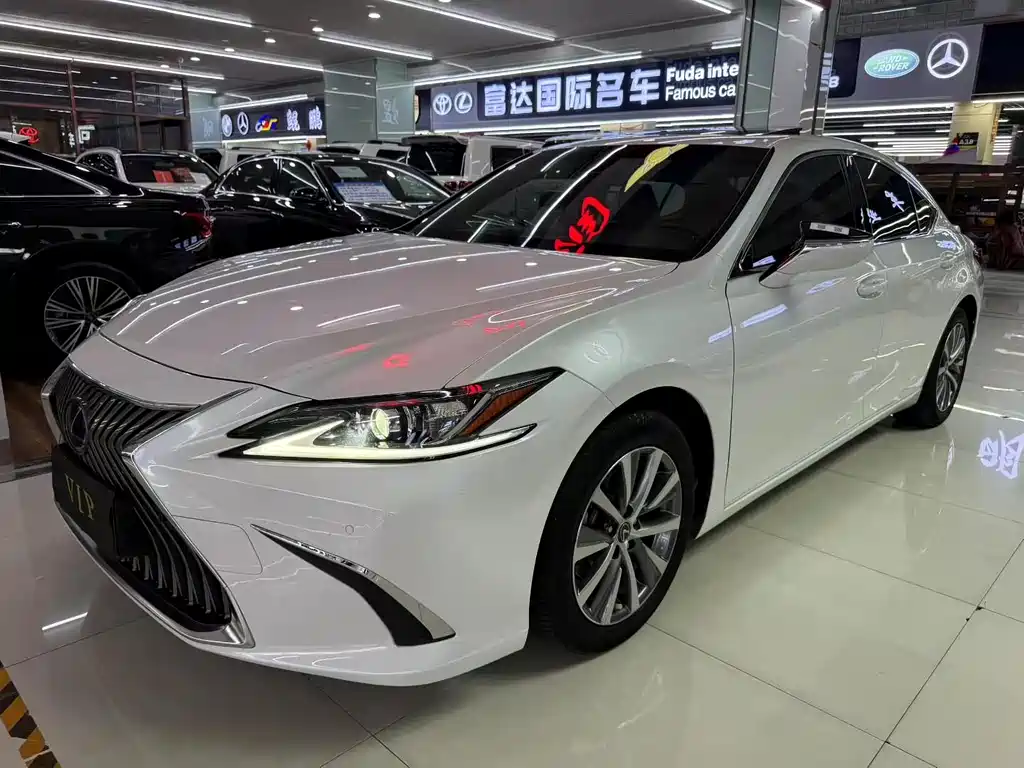 Lexus ES 2020