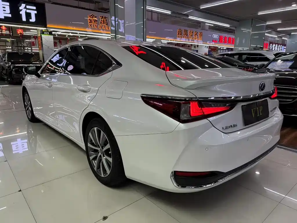 Lexus ES 2020