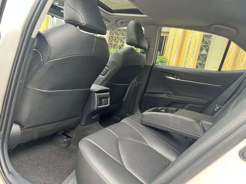 Toyota Camry 2023 — фото 11